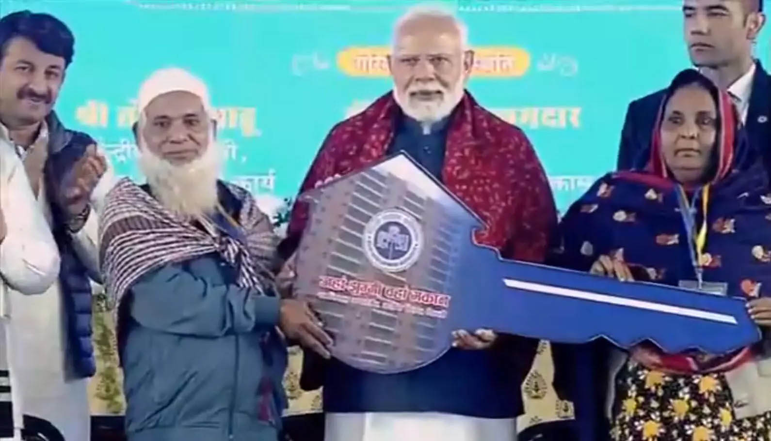 Delhi: चुनाव से पहले PM मोदी ने झुग्गीवासियों को दिया शानदार तोहफा, 1675 लोगों को सौंपी उनके सपनों की चाबी, हाई-फाई सुविधाओं से लैस है फ्लैट