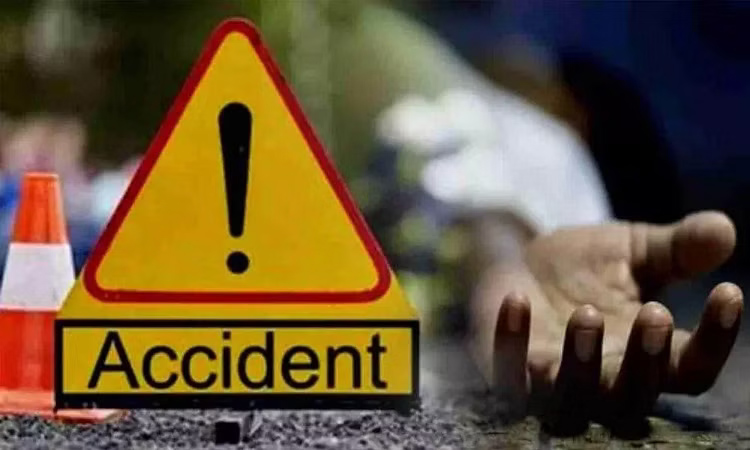jharkhand Road Accident: ट्रक ने तीन बाइक सवारों को रौंदा, एक अस्पताल में जिंदगी और मौत से लड़ रहा