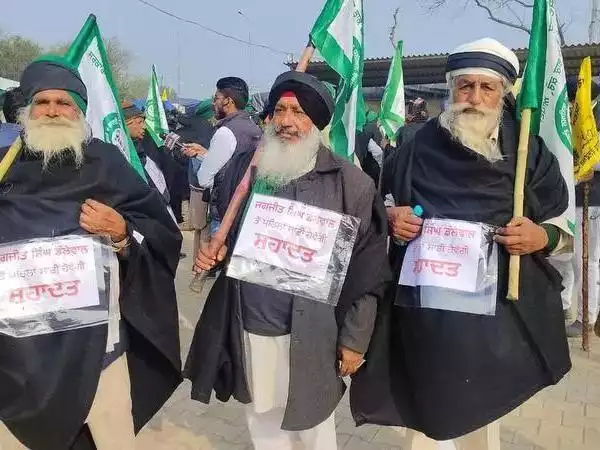 111 किसानों के एक बड़े समूह ने शुरू किया आमरण अनशन, बढ़ी तनाव की स्थिति