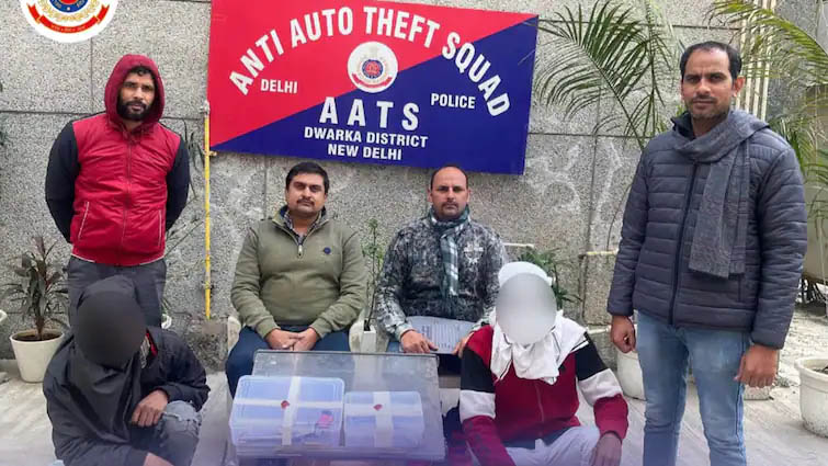 Delhi News: दिल्ली पुलिस ने ऑपरेशन ‘क्लीन’ के तहत, नए साल पर 5 अवैध शराब तस्कर और 2 हथियार रखने वाले बदमाश गिरफ्तार