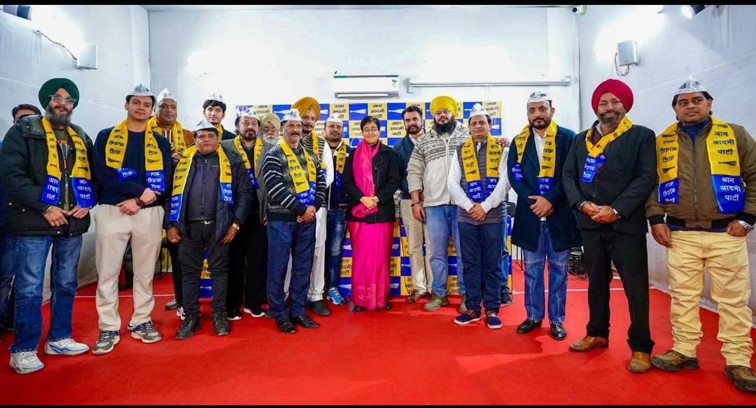 Delhi: चुनाव से पहले कांग्रेस को लगा झटका, यूथ कांग्रेस के पूर्व उपाध्यक्ष समेत कई नेता AAP में शामिल