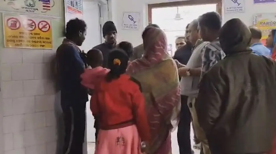 जहरीला फल खाने से 10 बच्चे अस्पताल में भर्ती 