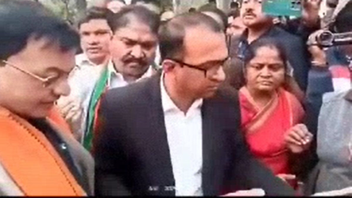 उद्योग मंत्री ने महिलाओं को दी धमकी: कहा- “ज्यादा हेकड़ी दिखाओगे तो पुलिस बुलाकर फेंकवा दूंगा”, पूर्व सीएम ने फ्लोरा मैक्स से जोड़ा नाता