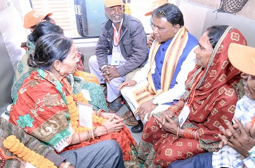 ओडिशा के सीएम मोहन माझी ने वरिष्ठ नागरिकों के लिए तीर्थ यात्रा विशेष ट्रेन को दिखाई हरी झंडी