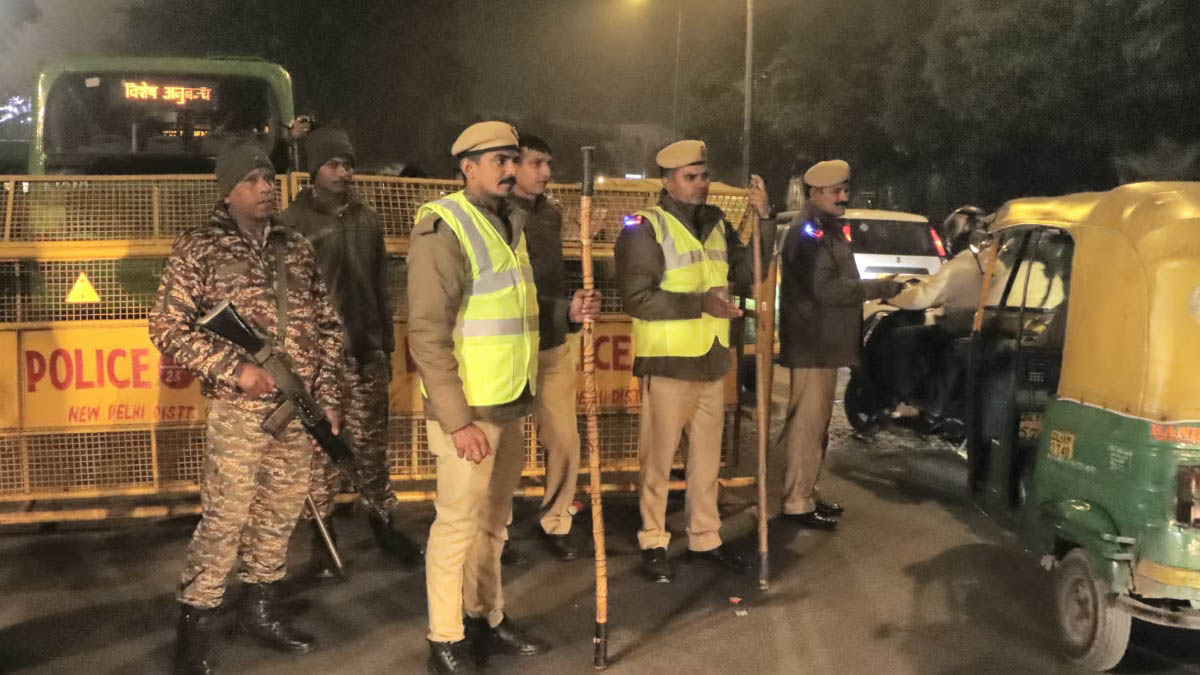 Delhi Election 2025: दिल्ली में आचार संहिता के मद्देनजर पुलिस की सख्ती, कार से जब्त की 23 लाख से अधिक नकदी