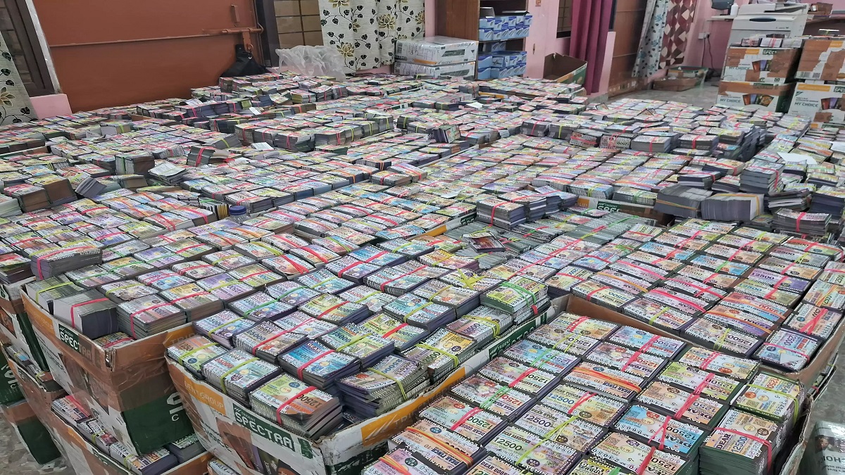 रोहतास में छापेमारी के दौरान 45 करोड़ की अवैध लॉटरी टिकट जब्त, पुलिस ने 103 मजदूरों को पकड़ा