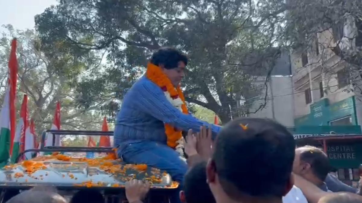 नगरीय निकाय चुनाव 2025: कांग्रेस प्रत्याशी घोषित होने से पहले एजाज ढेबर ने किया शक्ति प्रदर्शन, पार्षद पद के लिए भरा नामांकन