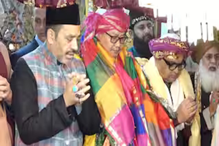 PM मोदी की ‘चादर’ पहुंची ख्वाजा के दर, अजमेर शरीफ दरगाह के लिए निकले मंत्री किरेन रिजिजू