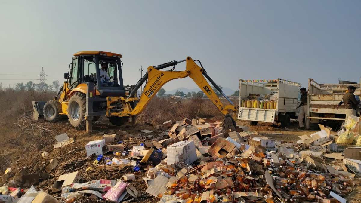 CG News : 10 हजार 985 लीटर जब्त शराब पर प्रशासन का चला बुलडोजर..