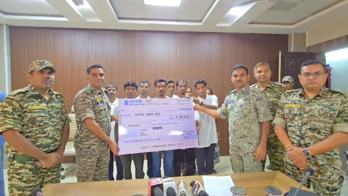 Breaking News: 2 महिला माओवादी समेत 9 हार्डकोर नक्सलियों ने किया सरेण्डर, कुल 43 लाख के इनाम की हुई थी घोषणा…