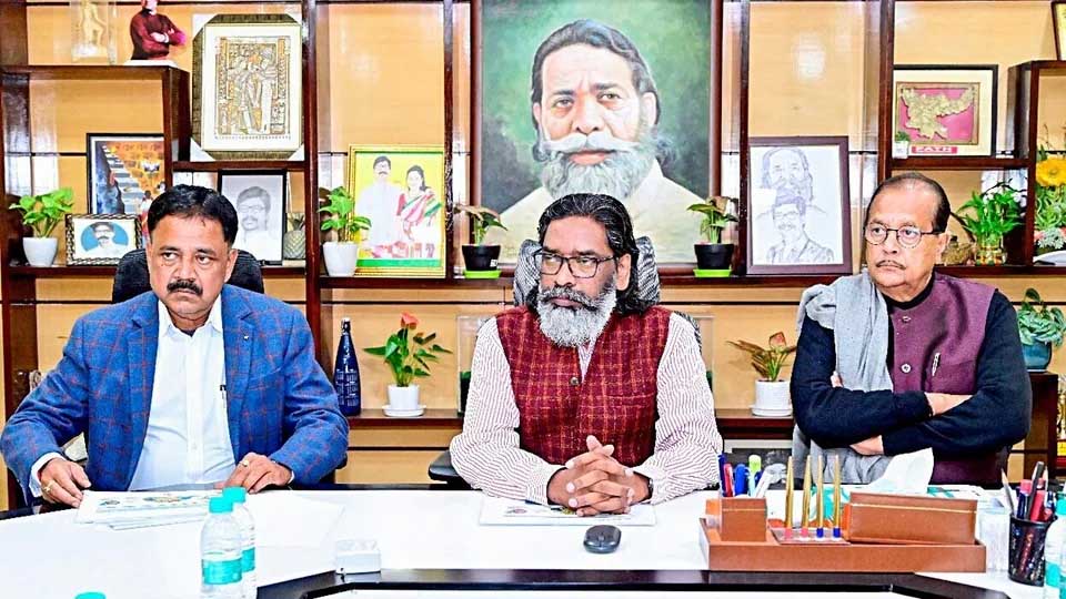 Jharkhand: हेमंत सरकार कर्मचारियों-पेंशनर्स को स्वास्थ्य बीमा का देगी बड़ा तोहफा; योजना का लाभ लेने के लिए करना होगा ये काम