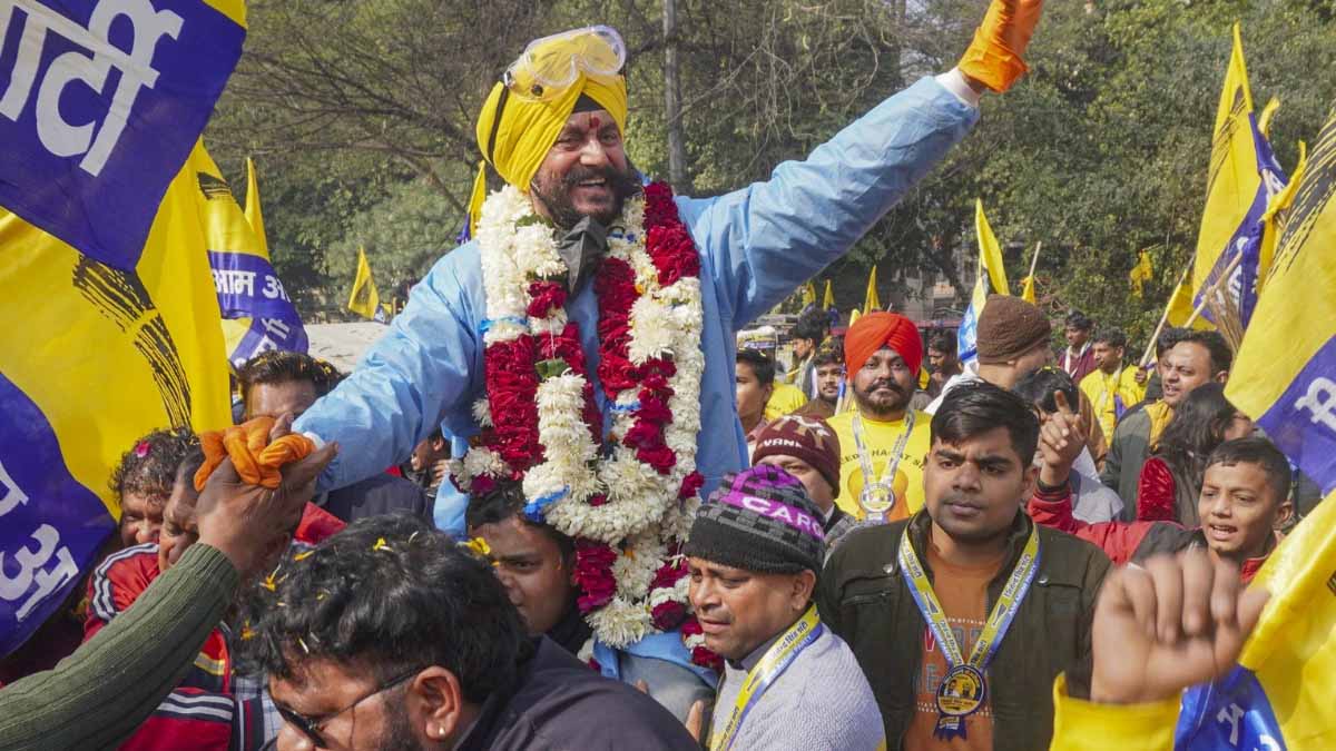 PPE किट पहनकर नामांकन करने पहुंचे AAP उम्मीदवार जितेंद्र सिंह शंटी, लोगों के बीच रहे आकर्षण का केंद्र, इसके पीछे वजह कर देगी हैरान