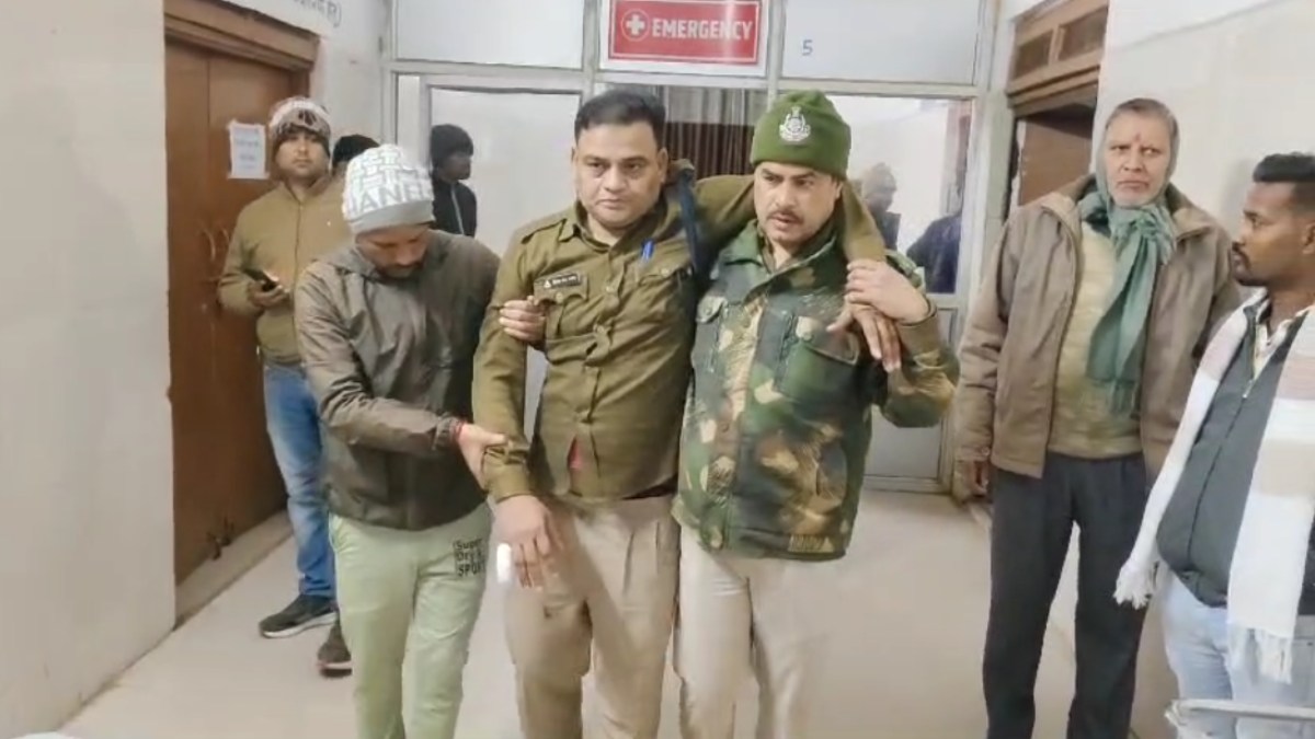 आबकारी टीम पर हमला: शराब माफिया ने एसआई की रिवाल्वर और कारतूस छीनी, बदमाशों ने बरसाए पत्थर और डंडे, जान बचाकर भागी टीम 