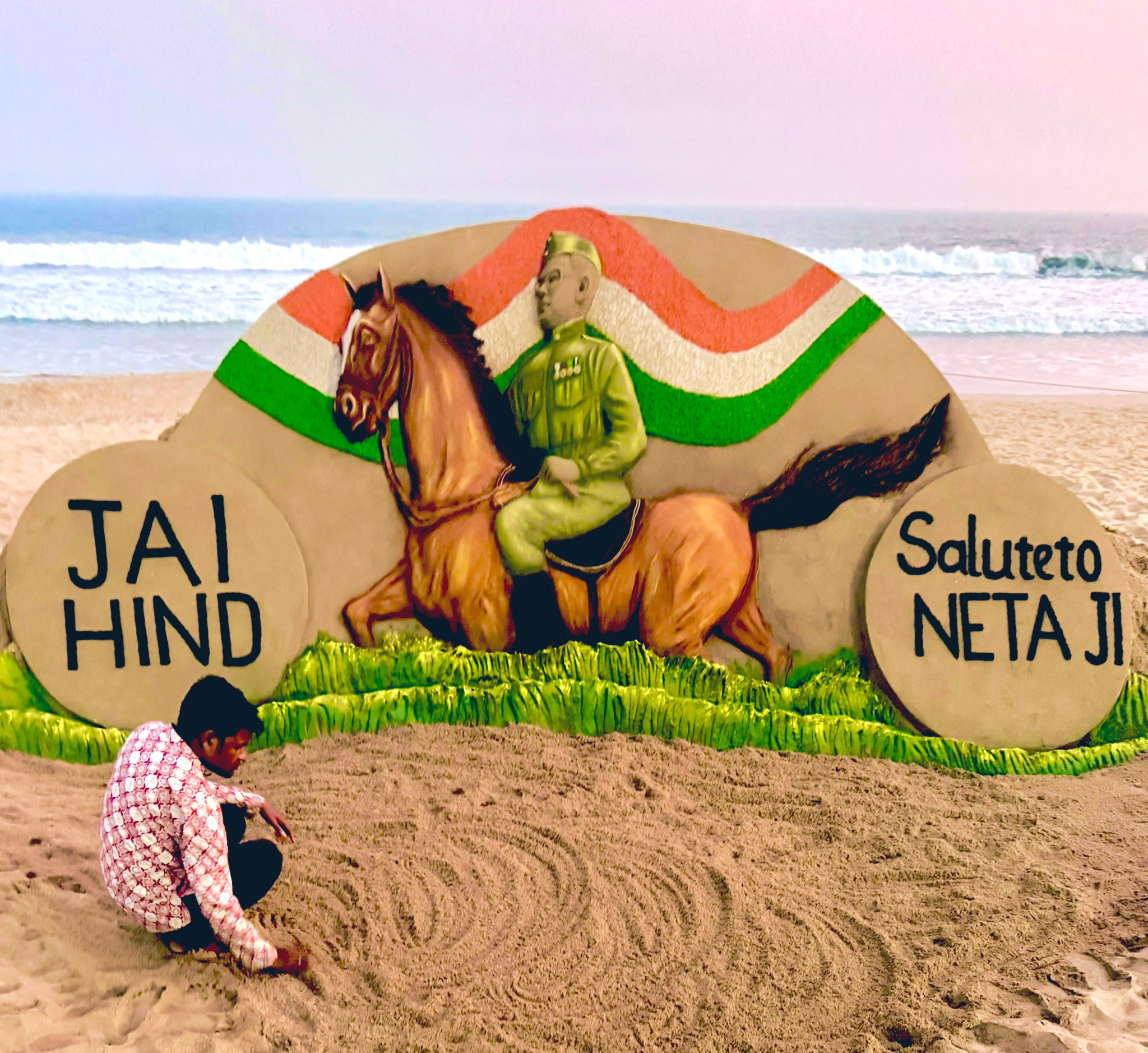 ओडिशा : कलाकार सुदर्शन पटनायक ने रेत की मूर्तियों से दी सुभाष बोस और सुरेंद्र साई को श्रद्धांजलि