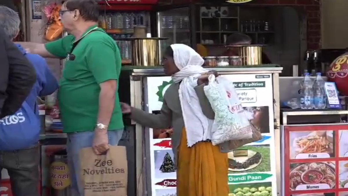 इंदौर में भिक्षावृत्ति को लेकर कलेक्टर का बड़ा एक्शन, भीख देने और लेने वालों के खिलाफ FIR दर्ज 