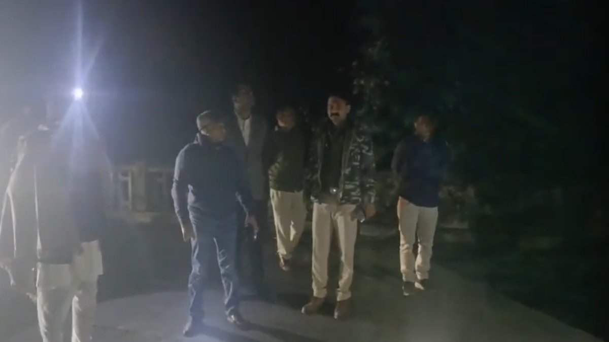भोपाल में 49 साल पुराना पार्वती पुल क्रैक होकर धंसा: बैरसिया-नरसिंहगढ़ मार्ग पर वाहनों की आवाजाही बंद, MPRDC की टीम करेगी जांच 