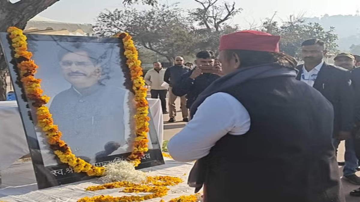 अखिलेश यादव ने नमामि गंगे घाट में चाचा की अस्थियों को किया विसर्जित, लंबी बीमारी के बाद हुआ था निधन