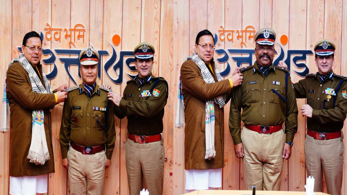 पदोन्नत वरिष्ठ अधिकारियों की पिपिंग सेरेमनी : सीएम धामी ने अफसरों को पहनाए बैज