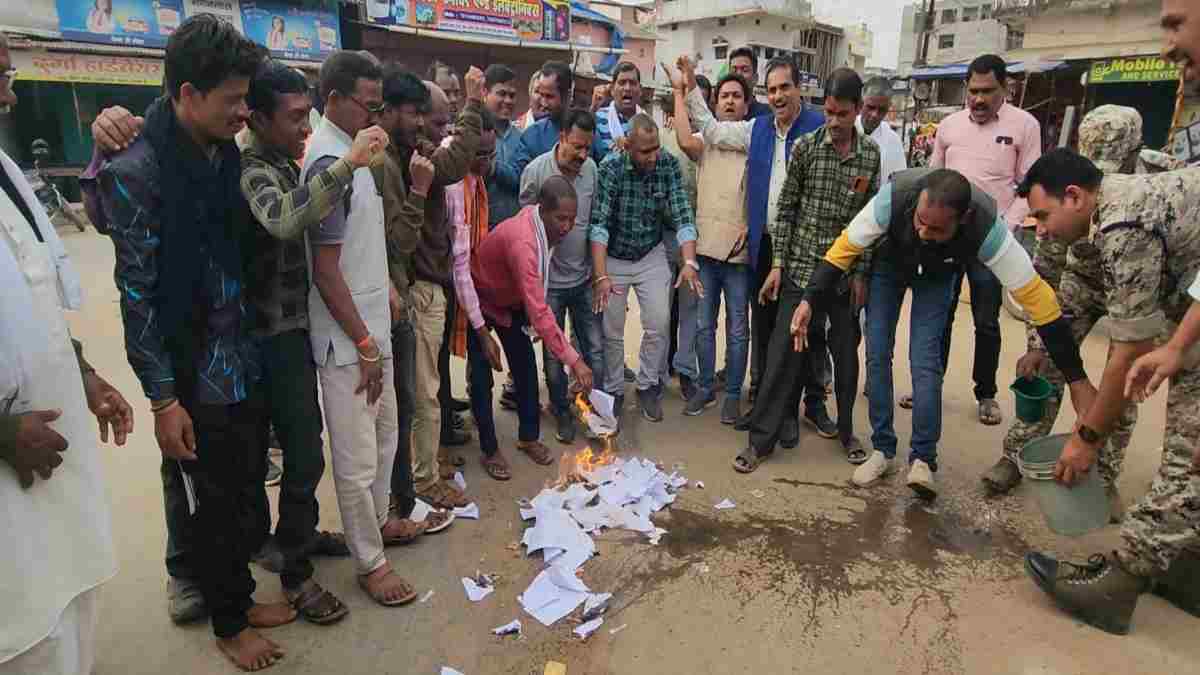 27 % आरक्षण के लिए सर्व पिछड़ा वर्ग समाज ने खोला मोर्चा : आरक्षण रोस्टर जलाकर जताया विरोध, 17 को BJP प्रदेश अध्यक्ष, मंत्री और सांसद निवास का करेंगे घेराव, मांग पूरी नहीं होने पर दी ये चेतावनी