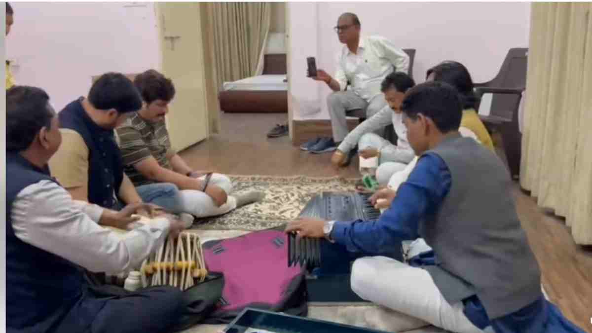BJP प्रदेश मीडिया प्रभारी ने गाया – मोर गांव के शीतला दाई…हारमोनियम पर मंत्री टंकराम, मंजीरा पर विधायक अनुज शर्मा ने दिया साथ, देखें VIDEO…