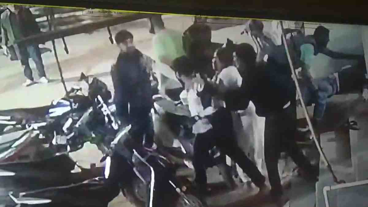CG CRIME : दो पक्षों में जमकर मारपीट, एक युवक की मौत, आरोपी ने थाने पहुंचकर किया सरेंडर, पुलिस पर राजनीतिक दबाव का आरोप