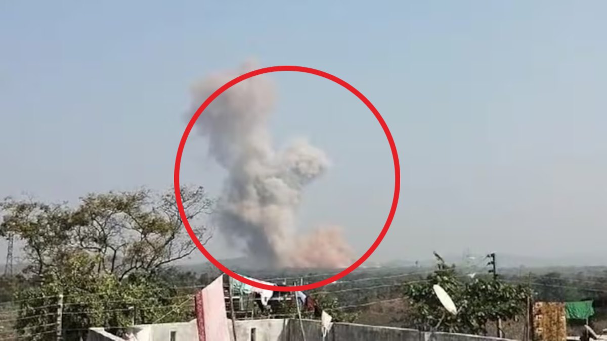 VIDEO: महाराष्ट्र में रक्षा मंत्रालय की ऑर्डिनेंस फैक्ट्री में बड़ा धमाका, ढह गई छत, 8 कर्मचारियों की मौत, कई लोगों के दबे होने की आशंका