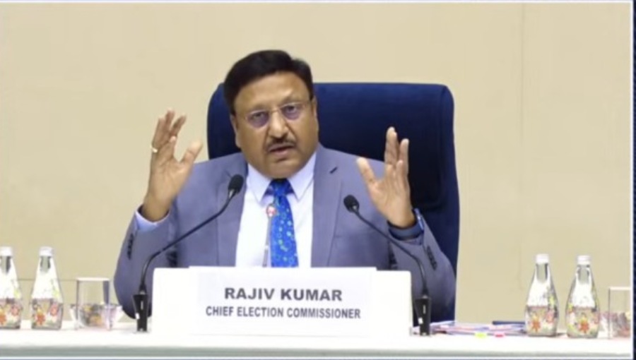 Voting Percentage: शाम 5 बजे के बाद कैसे बढ़ जाता है वोटिंग प्रतिशत? विपक्ष के आरोप का CEC राजीव कुमार ने दिया जवाब, आप भी समझें ऐसा क्यों होता है