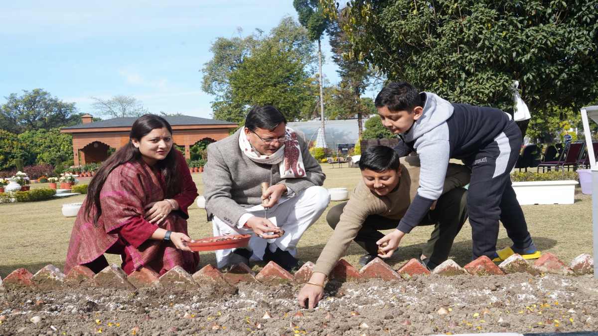 CM धामी ने किया सीएम हाउस में ट्यूलिप बल्ब का रोपण, पुष्प उत्पादन के लिए किसानों को किया प्रोस्ताहित