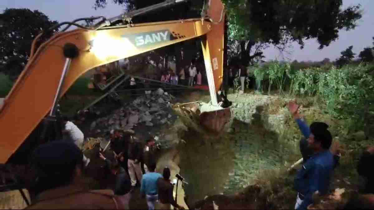 Chhindwara well collapsed: छिंदवाड़ा में मलबा निकालने के दौरान कुआं धंसा, महिला समेत 3 मजदूर दबे, रेस्क्यू जारी