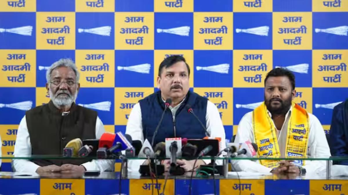 कोंडली में AAP हुई मजबूत! दिल्ली चुनाव से पहले कांग्रेस को लगा झटका, 3 बार के विधायक ने अपने बेटों और पूरी टीम के साथ थामा ‘झाड़ू’