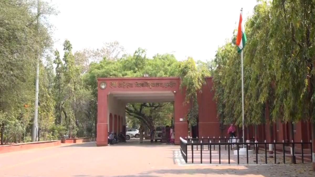 देवी अहिल्या विश्वविद्यालय का बड़ा फैसला: दस्तावेजों में अब इंडिया की जगह ‘भारत’ का होगा इस्तेमाल, ऐसा प्रस्ताव पारित करने वाली देश की पहली यूनिवर्सिटी!