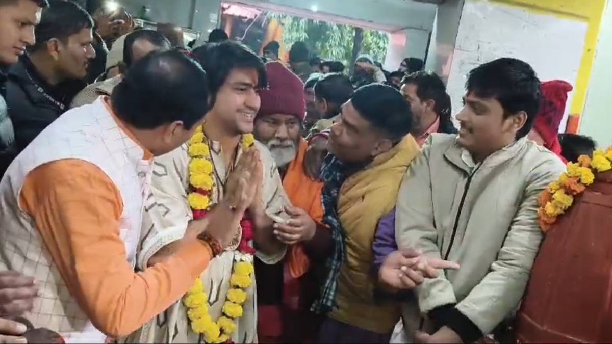 दतिया पहुंचे पं. धीरेंद्र शास्त्री: मां बगलामुखी के किए दर्शन, पूर्व गृहमंत्री ने किया स्वागत