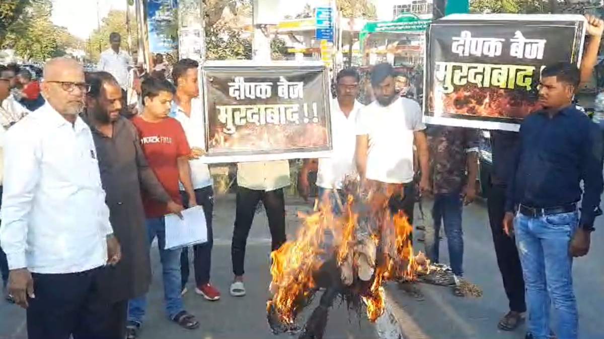 नगरीय निकाय चुनाव : कांग्रेस में टिकट बंटवारे के बाद बवाल, PCC चीफ दीपक बैज का फूंका गया पुतला