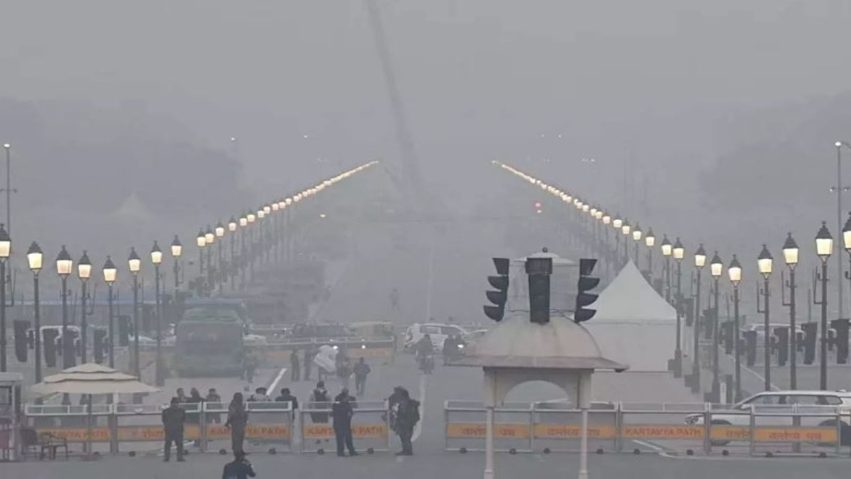 Weather Update: राष्ट्रीय राजधानी में ठंड का कहर, शीतलहर के बीच आबोहवा बेहद खराब, 349 पहुंचा शहर का AQI, दो दिन बारिश का अलर्ट