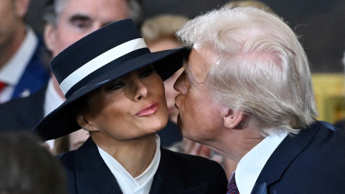 Trump-Melania Kiss Video: शपथ से पहले डोनाल्ड ट्रंप ने पत्नी मेलानिया को इस अंदाज में किया ‘किस’, वीडियो हुआ वायरल, सोशल मीडिया पर आई फनी कमेंट्स की बहार