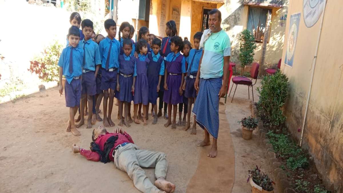 CG Drunken Teacher : नशे में धुत होकर स्कूल पहुंचा शिक्षक, वीडियो वायरल होने के बाद DEO ने दिए जांच के निर्देश
