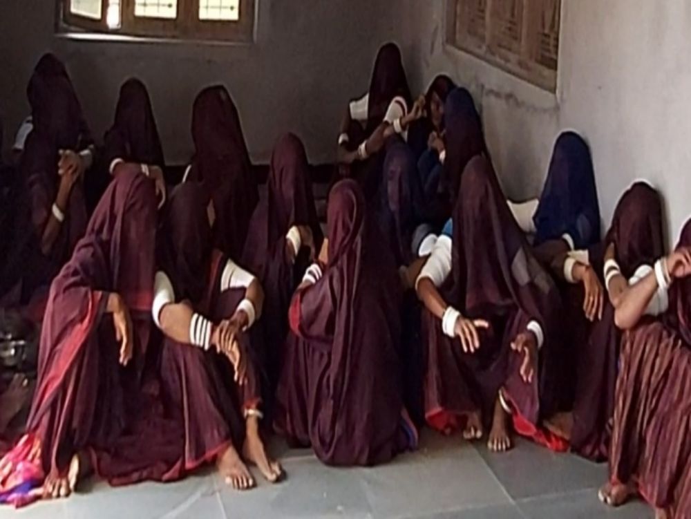 इस गांव के मात्र एक पुरुष ने दुनिया को कहा अलविदा… बेटियों ने दिया कंधा, महिलाएं शवयात्रा में हुई शामिल