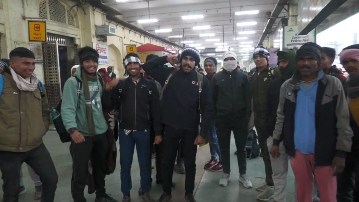 भारतीय सेना में शामिल होने का जज्बा कड़ाके की सर्दी पर भी भारी, अग्निवीर बनने ग्वालियर-मुरैना से रवाना हुए युवा, कहा- आर्मी में एक दिन मौका मिले या 4 साल का…