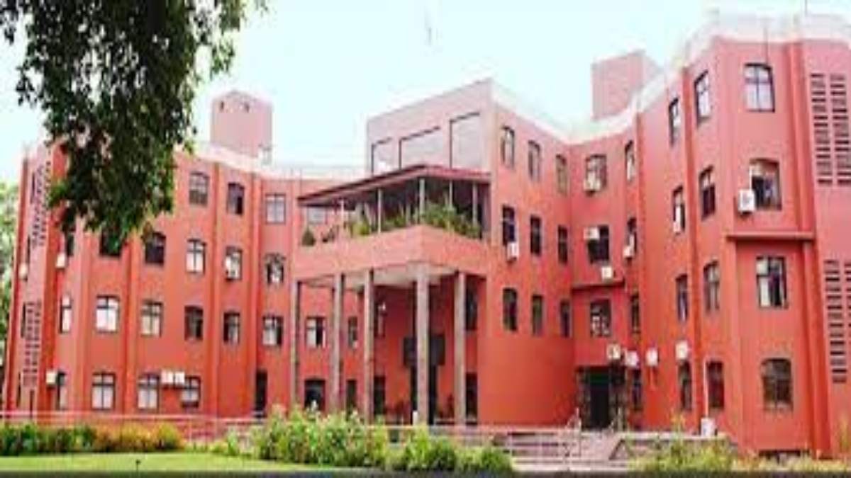 लापरवाहों पर गिरी गाज: 2 कर्मचारियों को हटाया, 6 को नोटिस जारी, ये है पूरा मामला