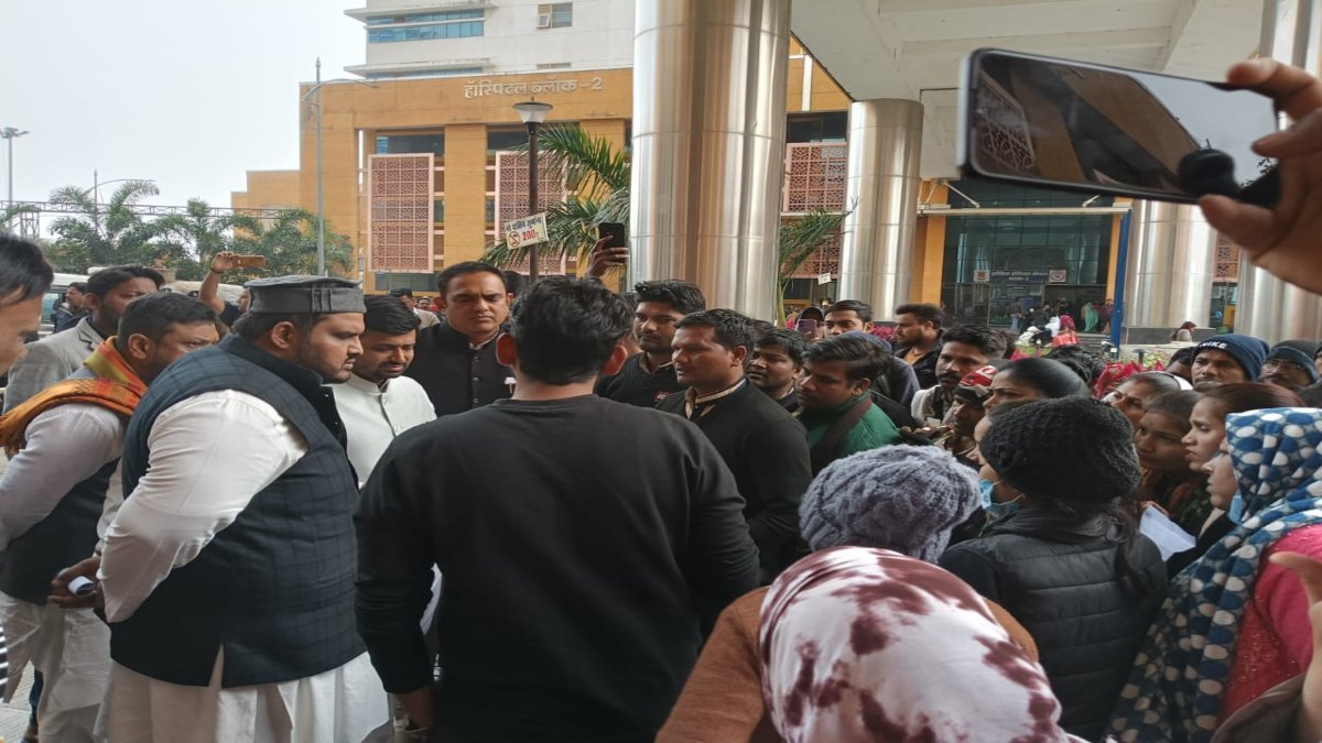 हमीदिया अस्पताल के 400 कर्मचारियों को दिखाया गया बाहर का रास्ता, सेवा समाप्ति का लेटर मिलने से भड़के कर्मचारी, प्रबंधन के खिलाफ धरने पर बैठे 