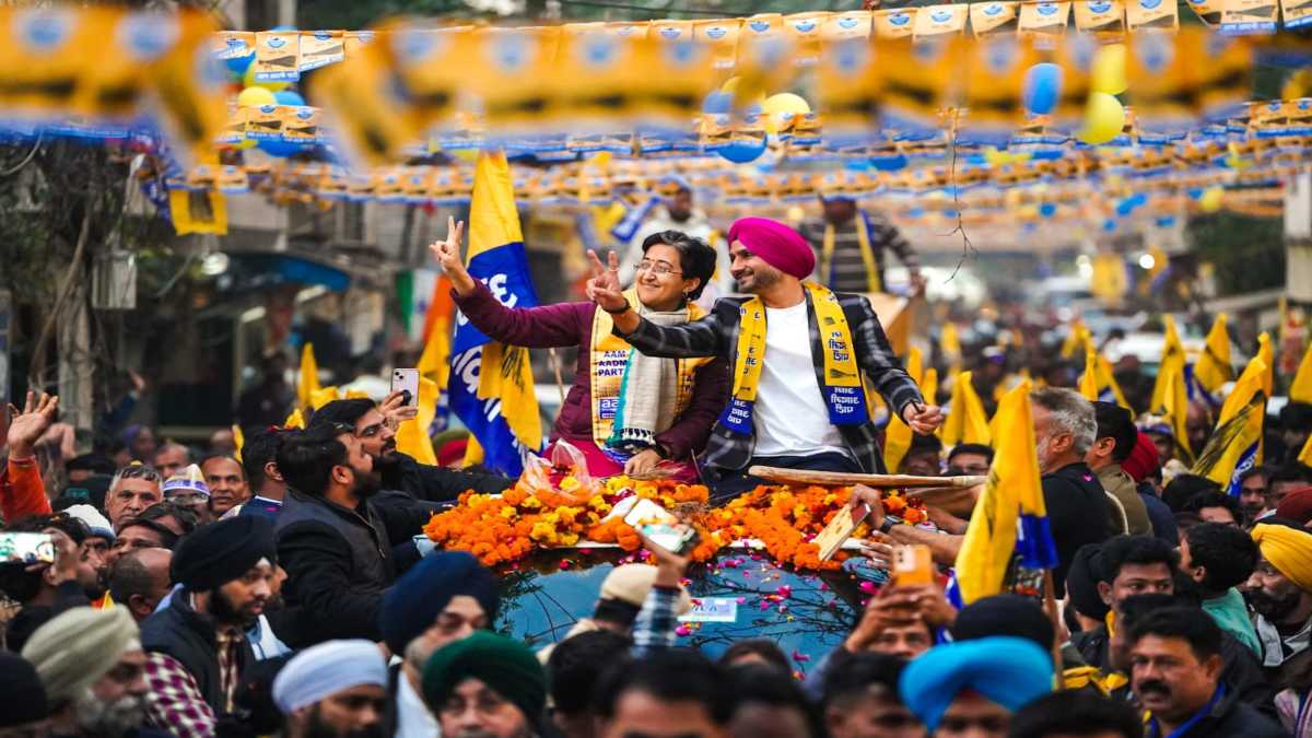 दिल्ली की सियासी पिच पर उतरे ‘टर्बनेटर’: हरभजन सिंह ने कालकाजी में CM आतिशी के समर्थन में किया रोड शो, कहा- फिर से केजरीवाल को लाएं, आपके वारे-न्यारे हो जाएंगे
