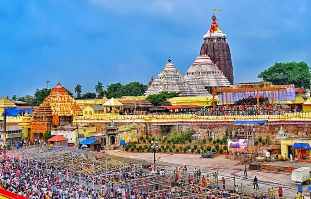 पुरी : श्रद्धालुओं ने श्रीमंदिर में प्रवेश करने के लिए तोडा बैरिकेड