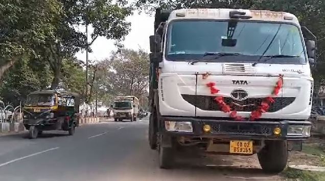 कटक : हाइवा ट्रक से कुचलकर बच्ची की मौत, चाचा की हालत गंभीर