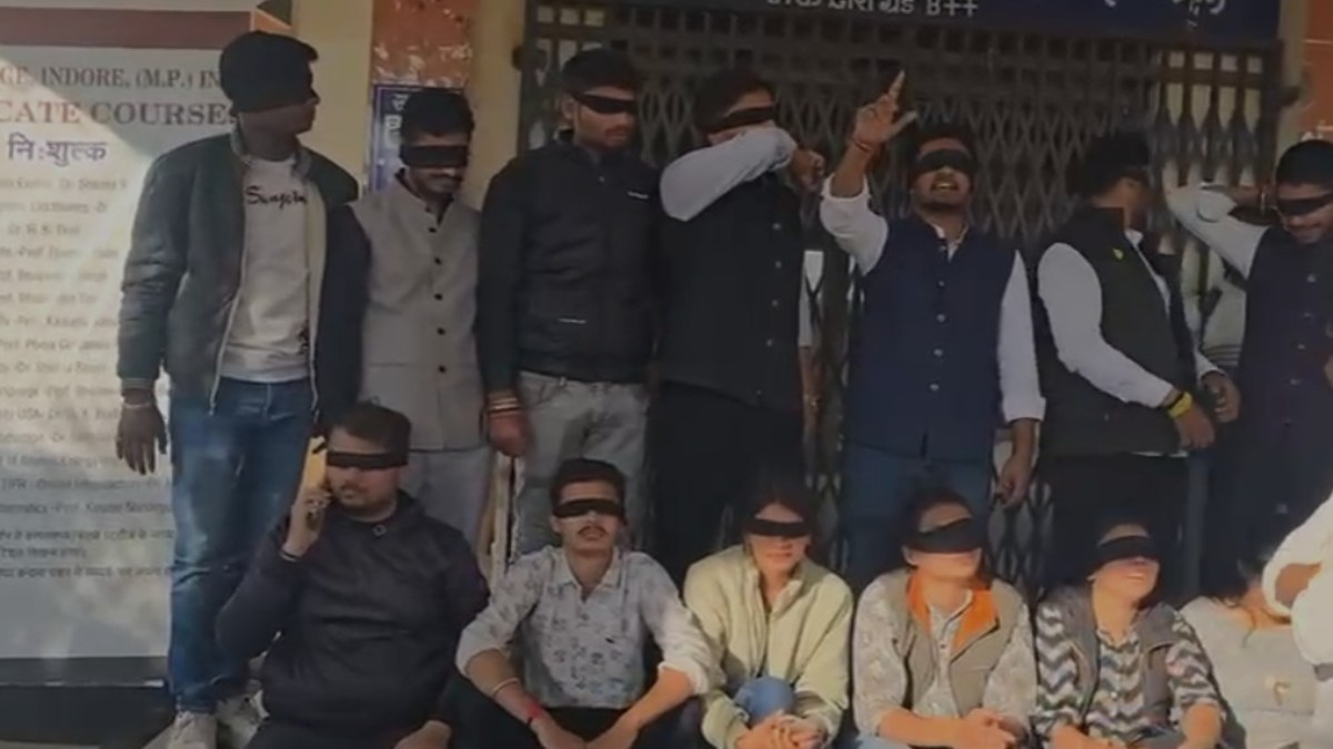 साइंस कॉलेज में मचा बवाल: ABVP के दो गुटों में झगड़ा, थाने पहुंचा मामला, आंखों में काली पट्टी बांधकर किया प्रदर्शन  
