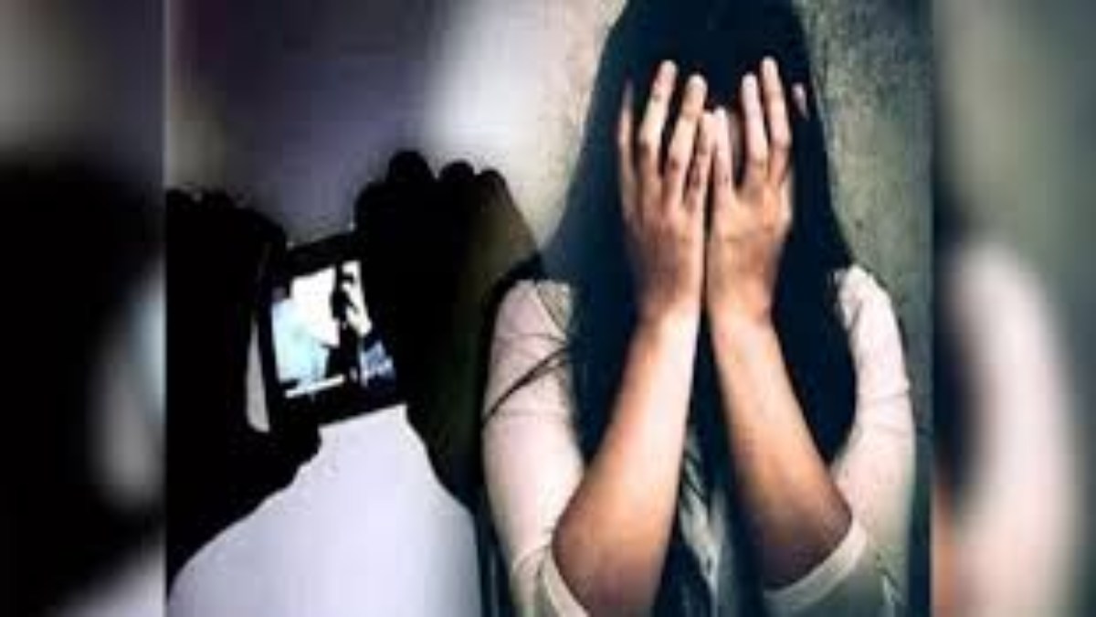 अश्लील तस्वीरें खींचकर युवती को किया ब्लैकमेल, वायरल करने की धमकी देकर कई बार किया दुष्कर्म, पीड़िता पहुंची थाने   