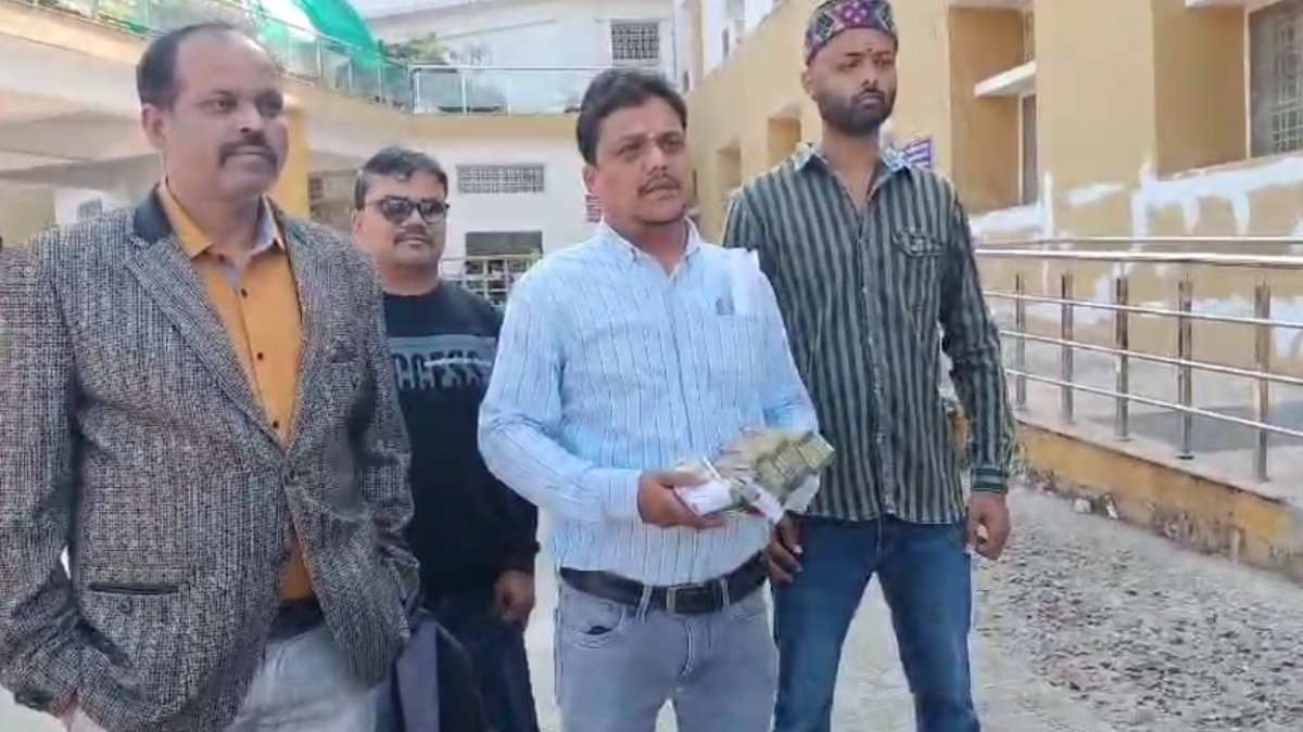 मेरी शिकायत झूठी निकले तो… 5 लाख रुपए कैश लेकर जनसुनवाई में पहुंचा शख्स, कलेक्टर से की ये मांग, जानें क्या है पूरा मामला 