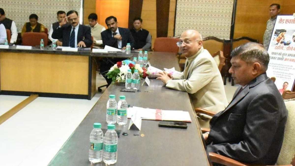 राजधानी में सड़क सुरक्षा पर बड़ी बैठक: सुप्रीम कोर्ट कमेटी के अध्यक्ष जस्टिस सप्रे ने दिए ब्लैक स्पॉट सुधार और ट्रामा केयर बढ़ाने के निर्देश