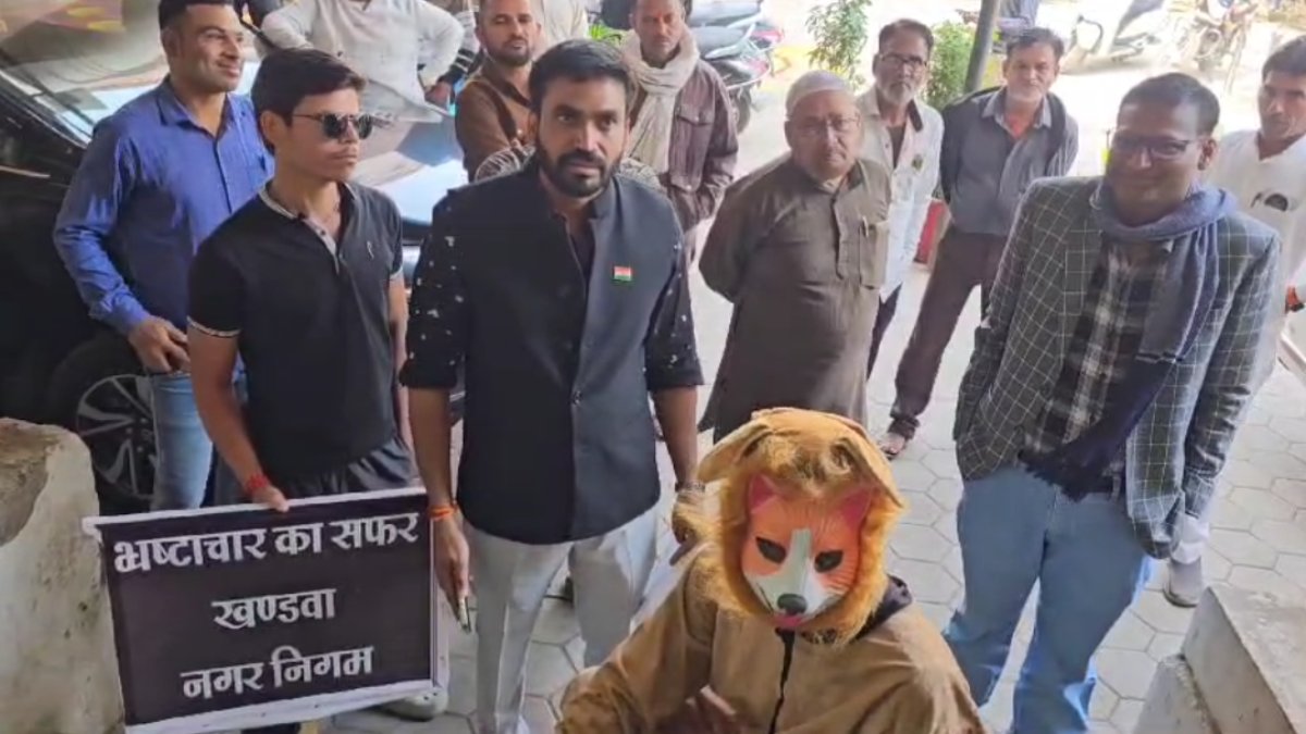 ‘क्यों काट रहे हो, तुम्हारी तो नसबंदी हो गई है…’, खंडवा में कांग्रेस का अनोखा विरोध प्रदर्शन, कुत्ते का सांकेतिक रूप लेकर पहुंचे नगर निगम  