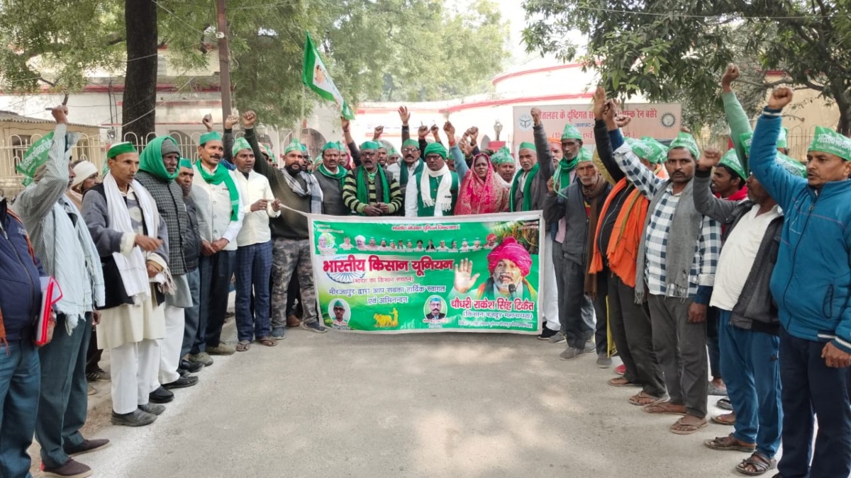 अचानक कलेक्ट्रेट पहुंचे सैकड़ों किसान, जमकर किया विरोध प्रदर्शन, बोले- हमारी बात नहीं मानी तो