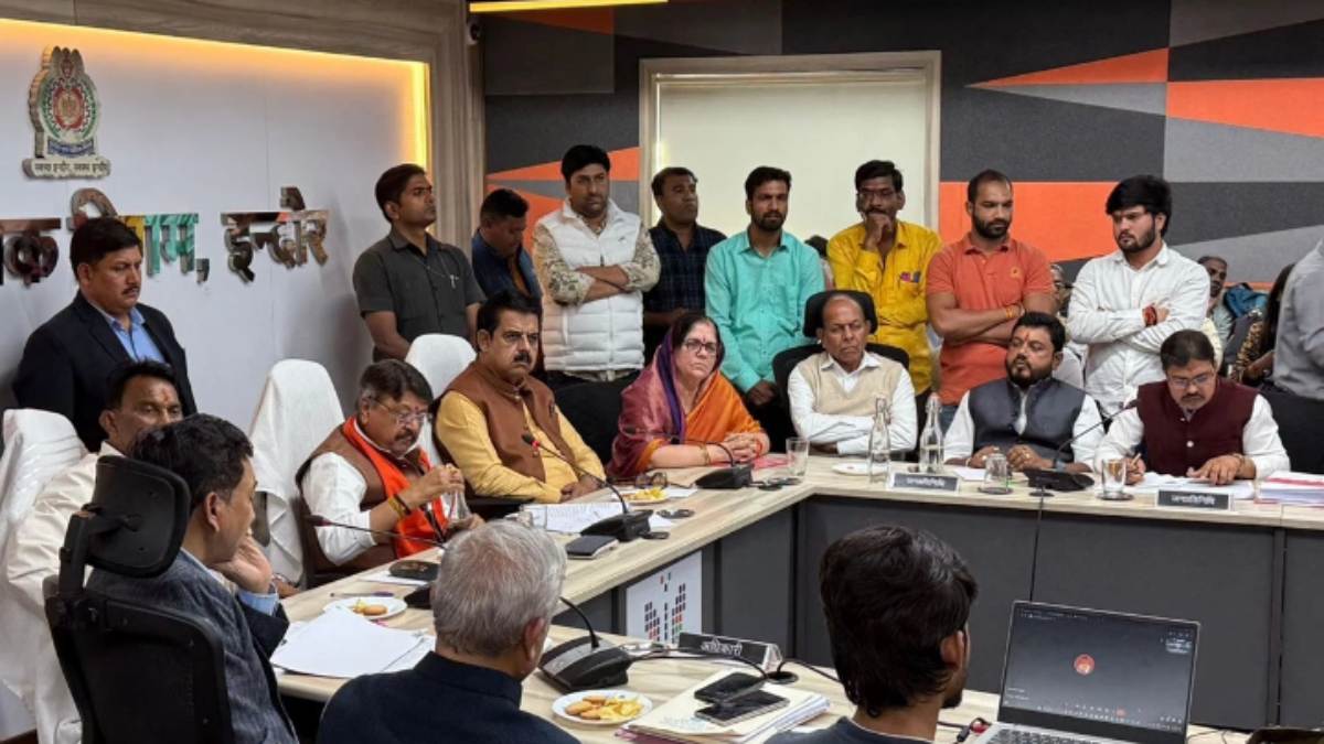 यूनियन कार्बाइड कचरा जलाने का विरोध: धार के प्रभारी मंत्री कैलाश ने की बैठक, प्रबुद्धजीवी और जानकारों ने कही ये बात, इधर पीथमपुर में आमरण अनशन पर बैठे युवा